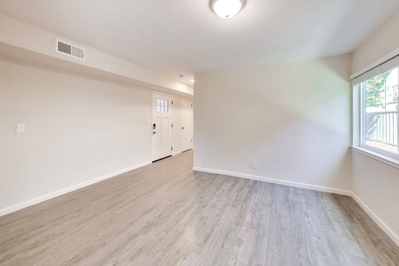1221 Clinton St - Photo 5 of 38