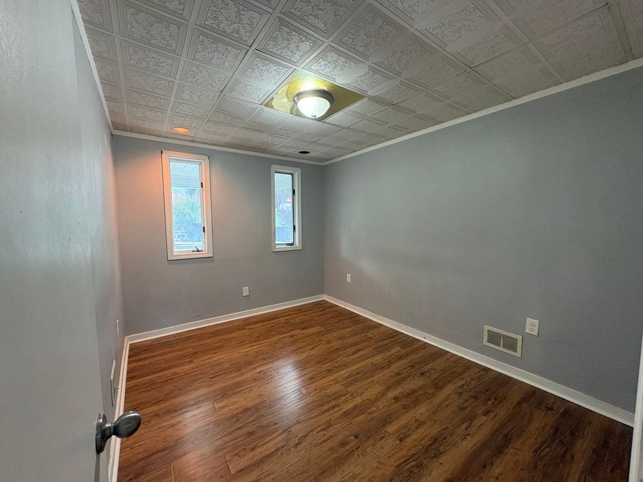 647 Center Ave - Photo 7 of 17