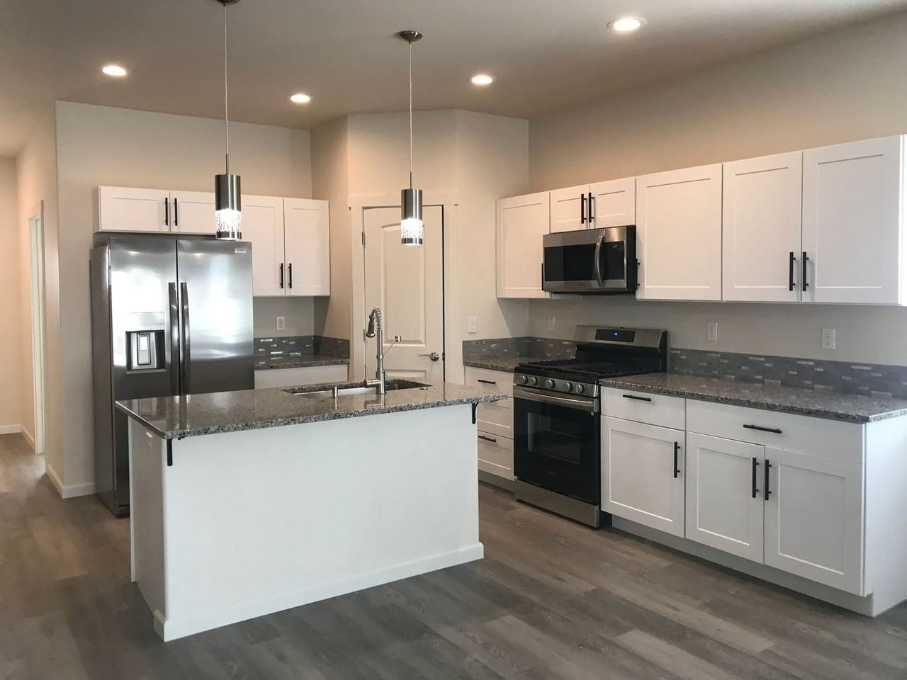 1074 Se Balsamroot Ln - Photo 3 of 5