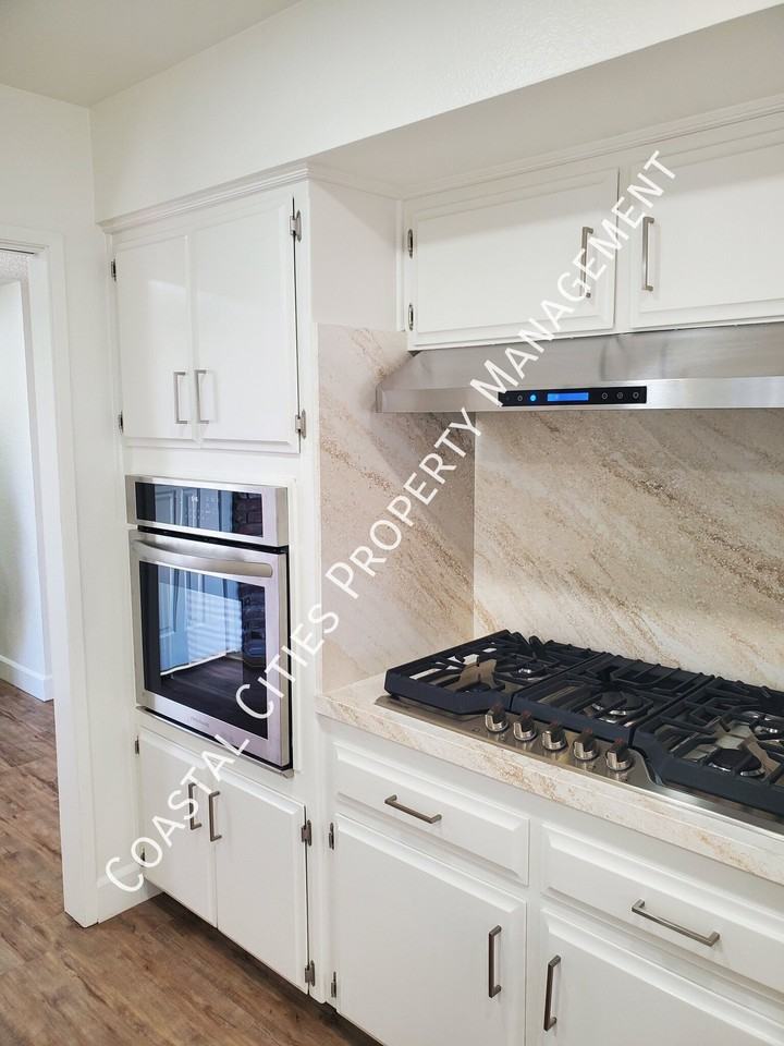 278 Van Ness Ave - Photo 5 of 35