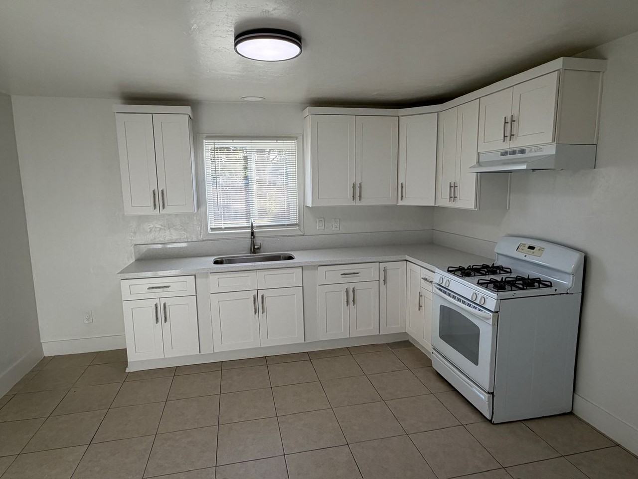 669 S 11 1/2 Ave - Photo 4 of 15