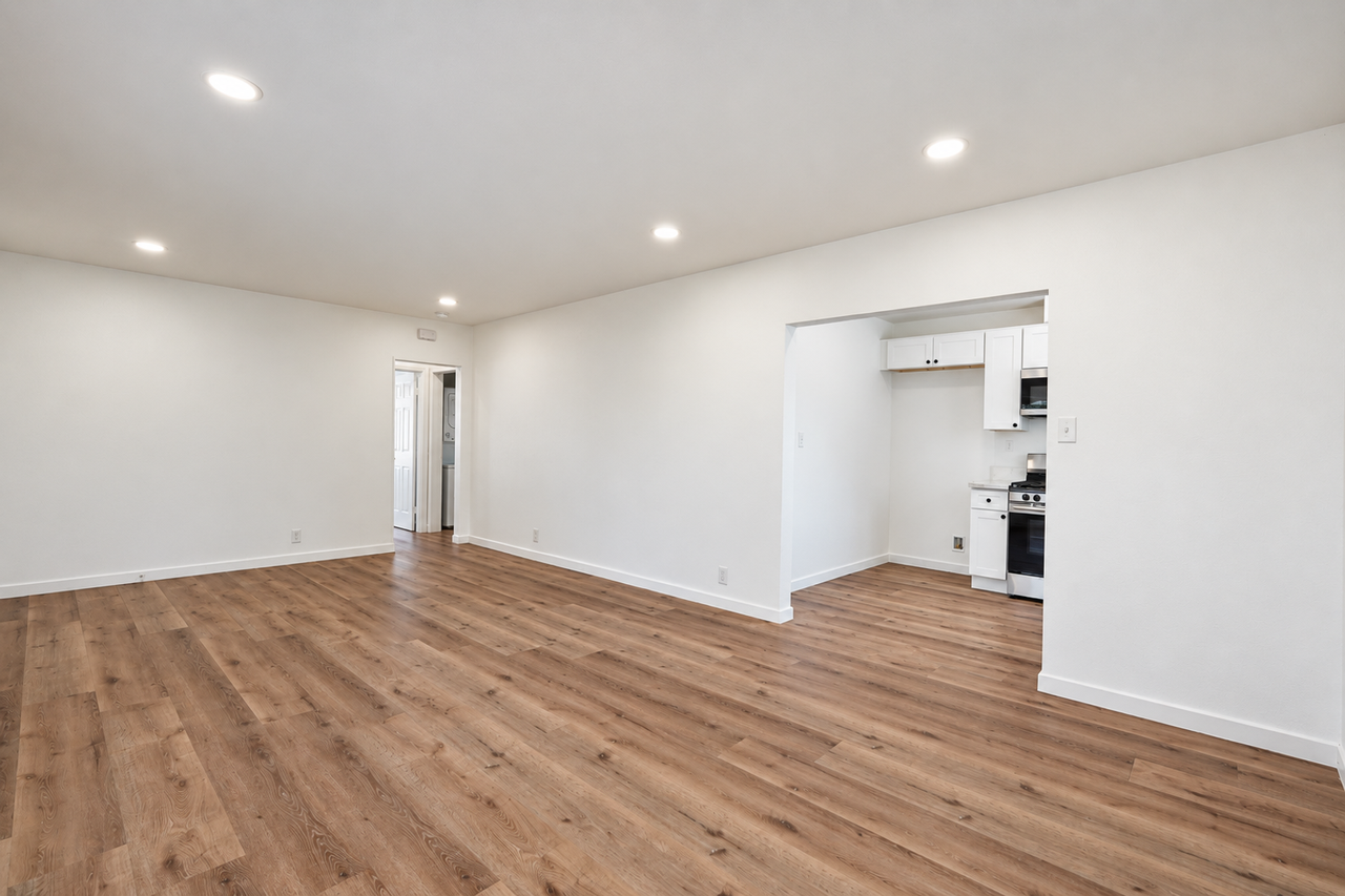 7456 Kingsley Way - Photo 6 of 27