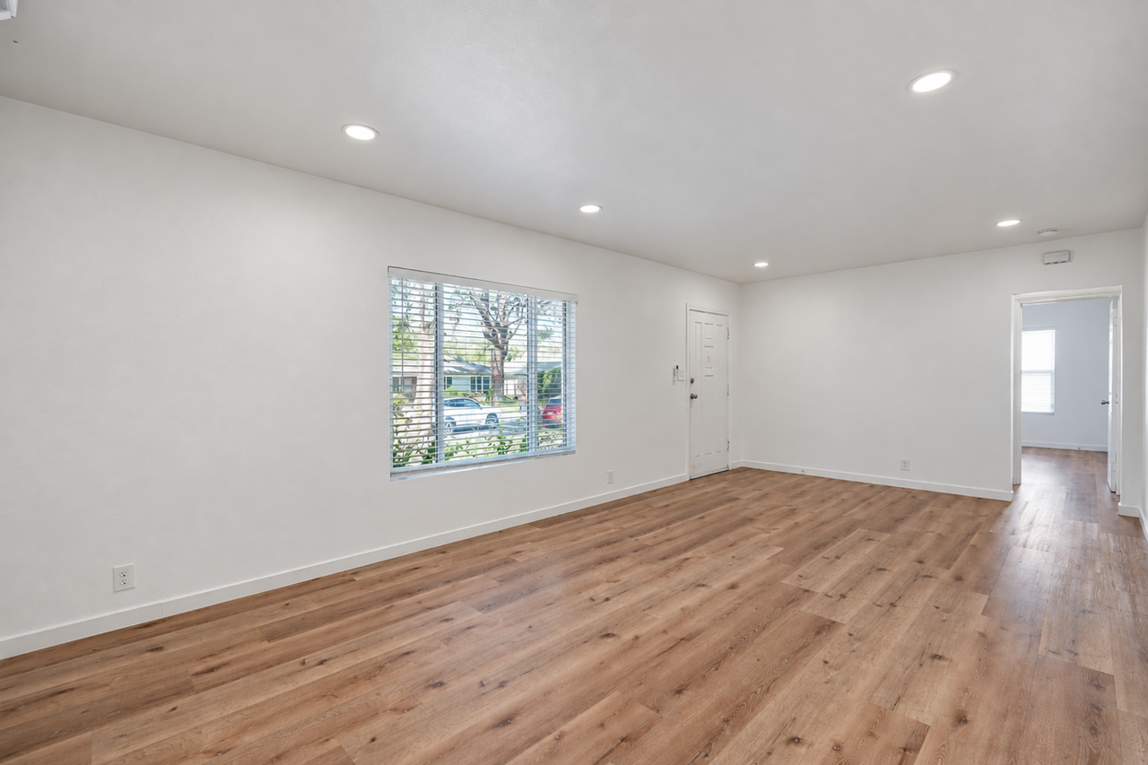 7456 Kingsley Way - Photo 7 of 27