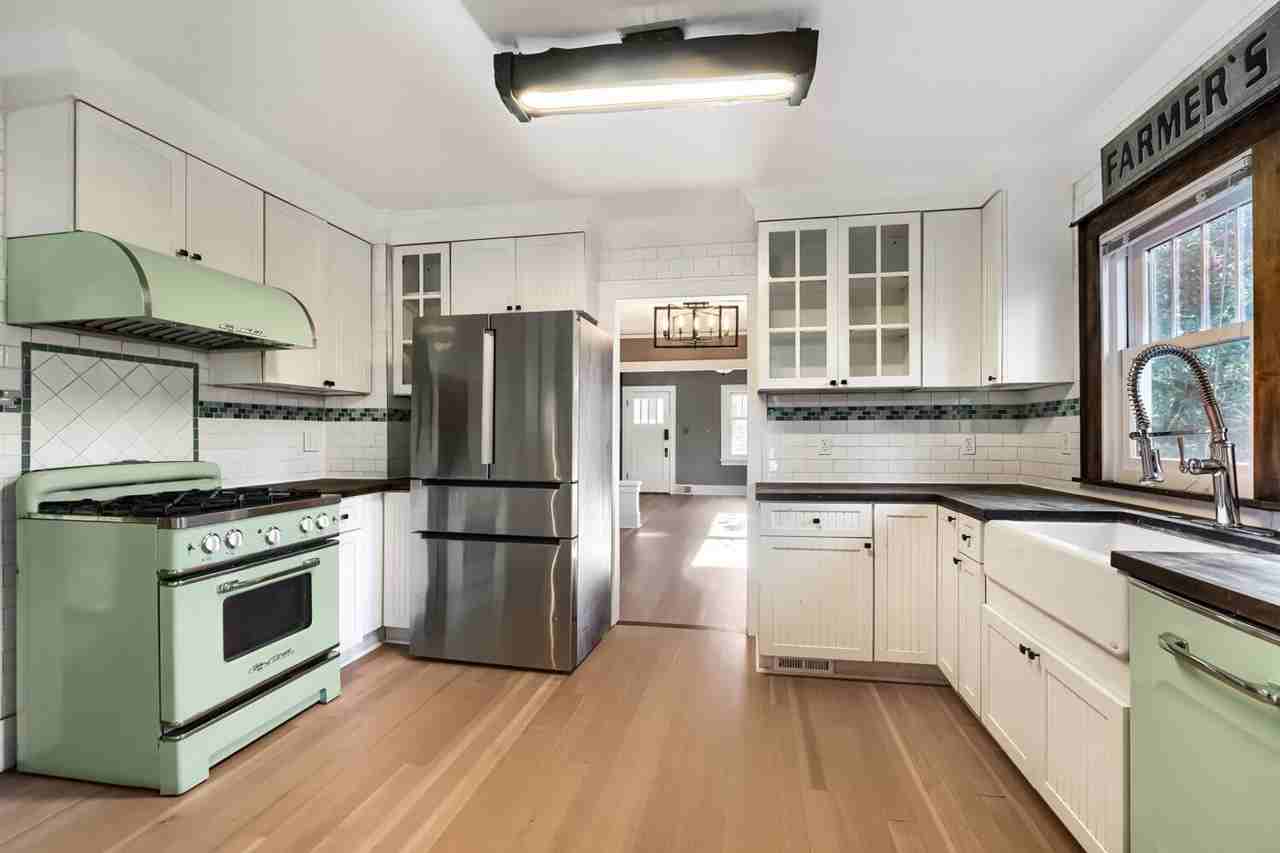 8217 Mountain Ave Se - Photo 2 of 26