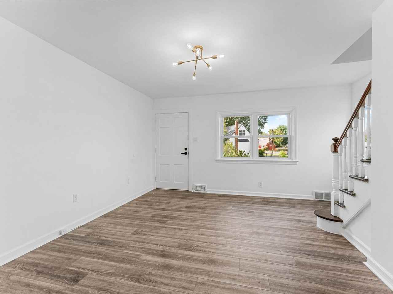 1029 Carter Ave - Photo 5 of 26