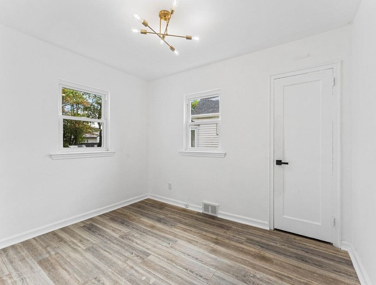 1029 Carter Ave - Photo 7 of 26