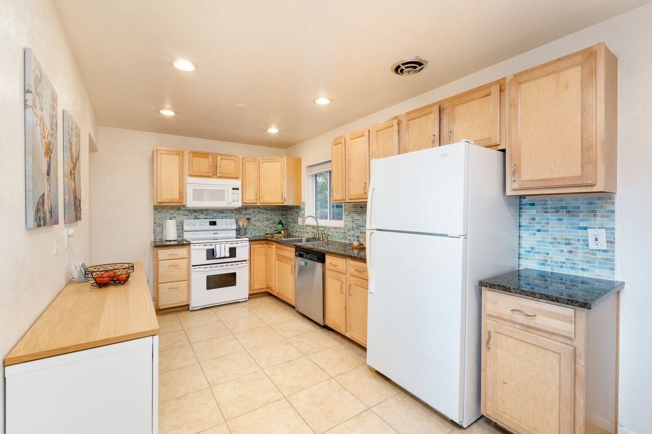 246 Lansing St - Photo 6 of 22