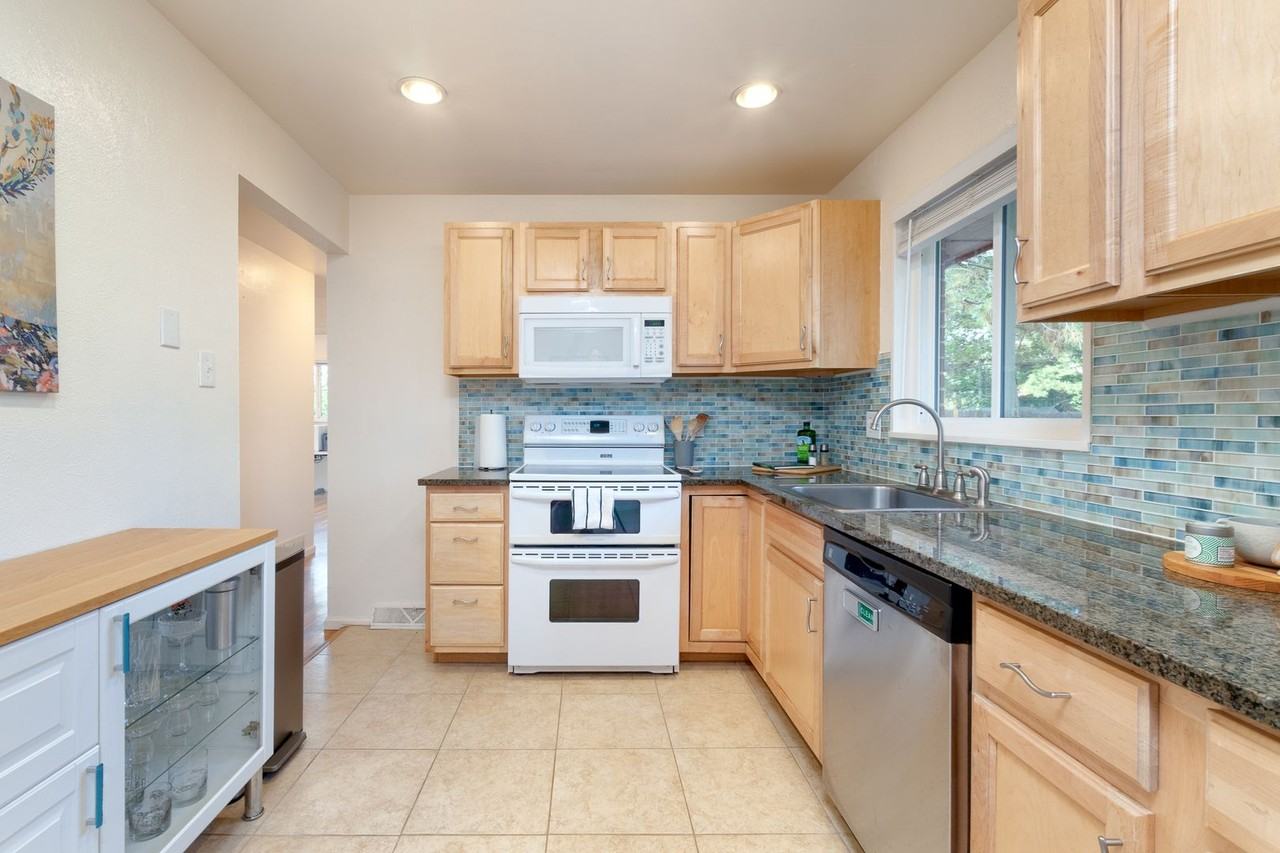246 Lansing St - Photo 7 of 22