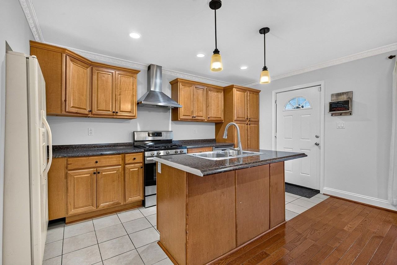 805 Arnold Ct - Photo 6 of 36