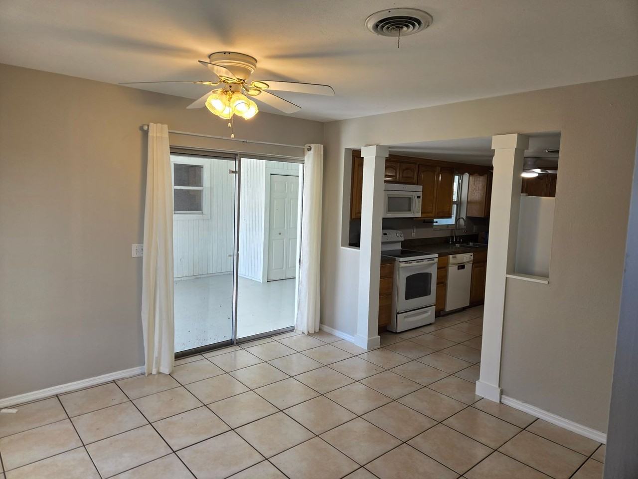 2216 Lakeview Dr - Photo 2 of 34