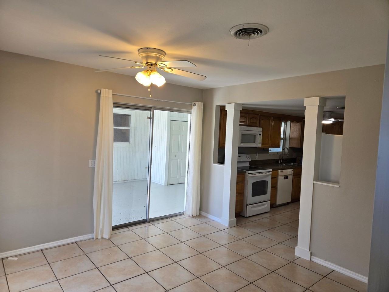 2216 Lakeview Dr - Photo 3 of 34