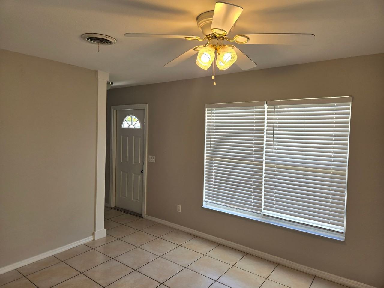 2216 Lakeview Dr - Photo 4 of 34