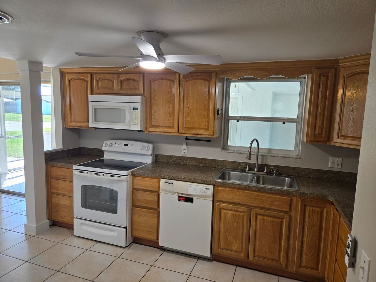 2216 Lakeview Dr - Photo 5 of 34