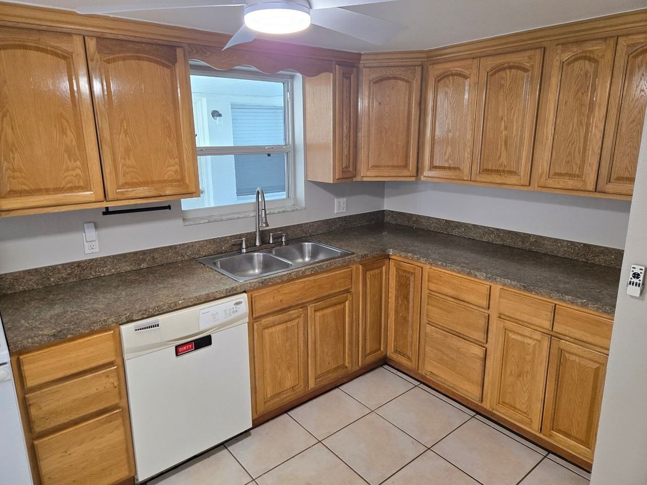 2216 Lakeview Dr - Photo 6 of 34