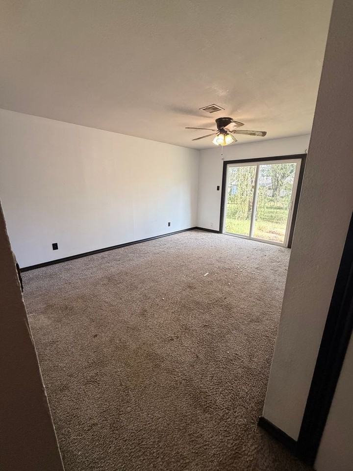 605 N Village Pl - Photo 3 of 16