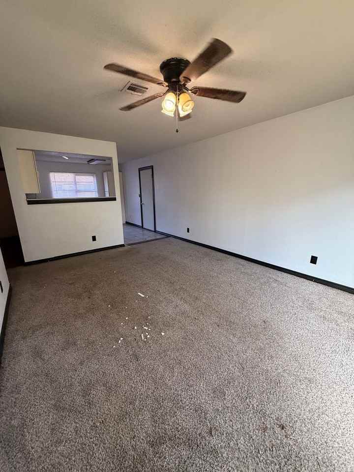 605 N Village Pl - Photo 4 of 16