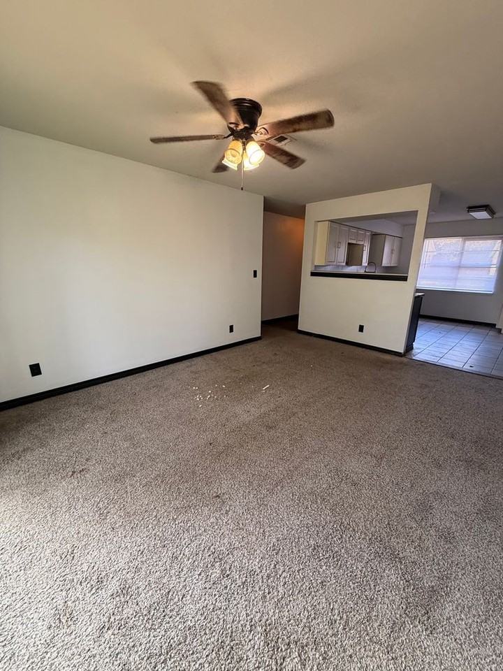 605 N Village Pl - Photo 5 of 16