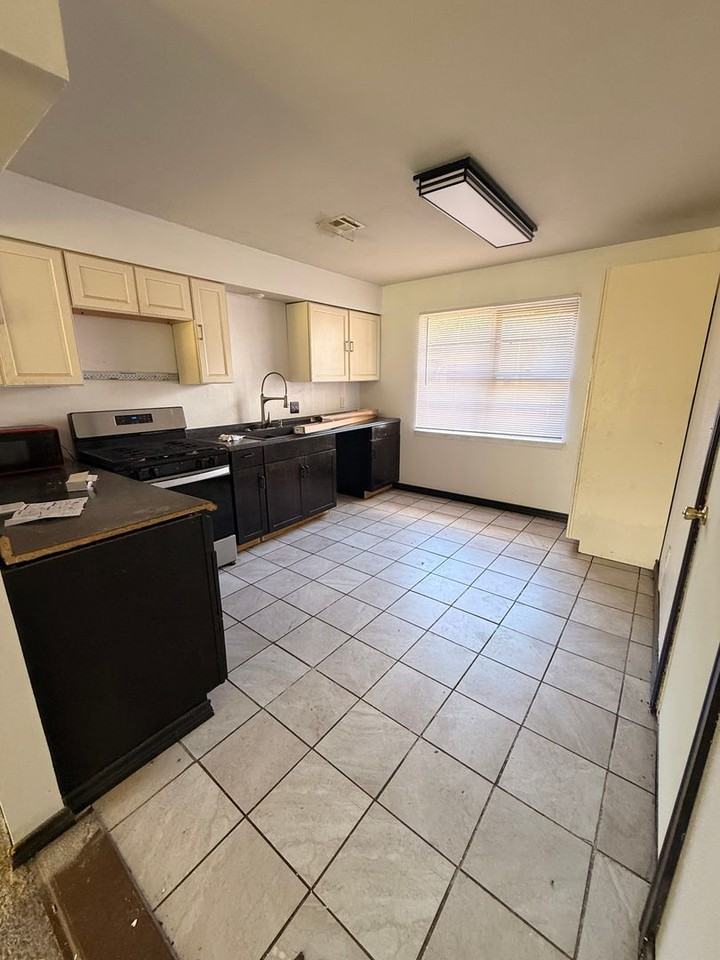 605 N Village Pl - Photo 6 of 16