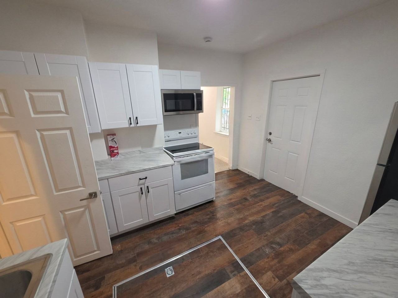 1271 Meade St - Photo 4 of 21
