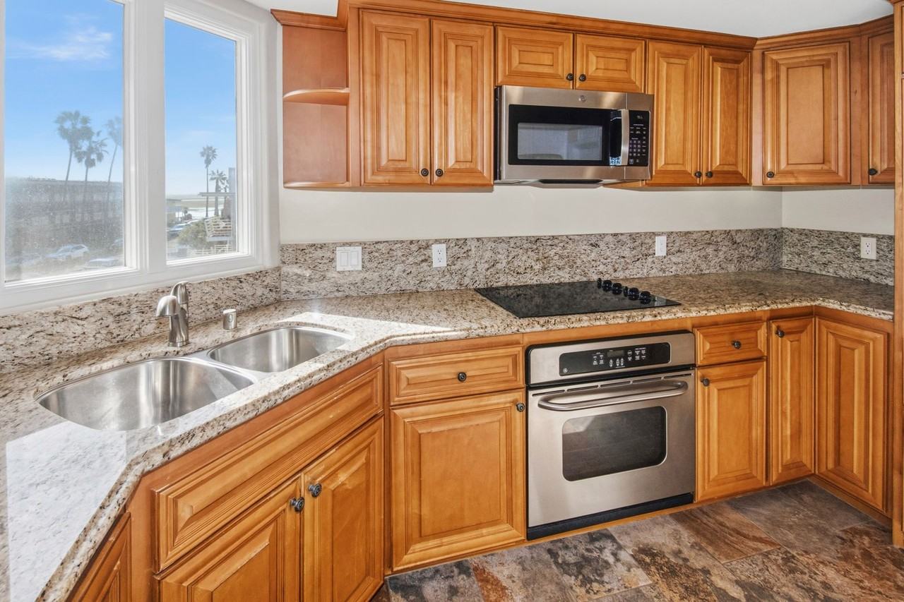 1326 Seacoast Dr - Photo 4 of 26