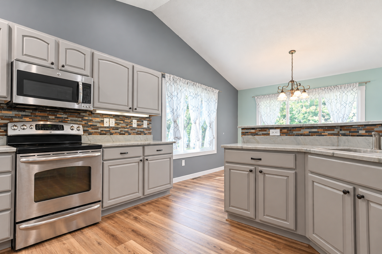 740 Arrowhead Blvd - Photo 2 of 49