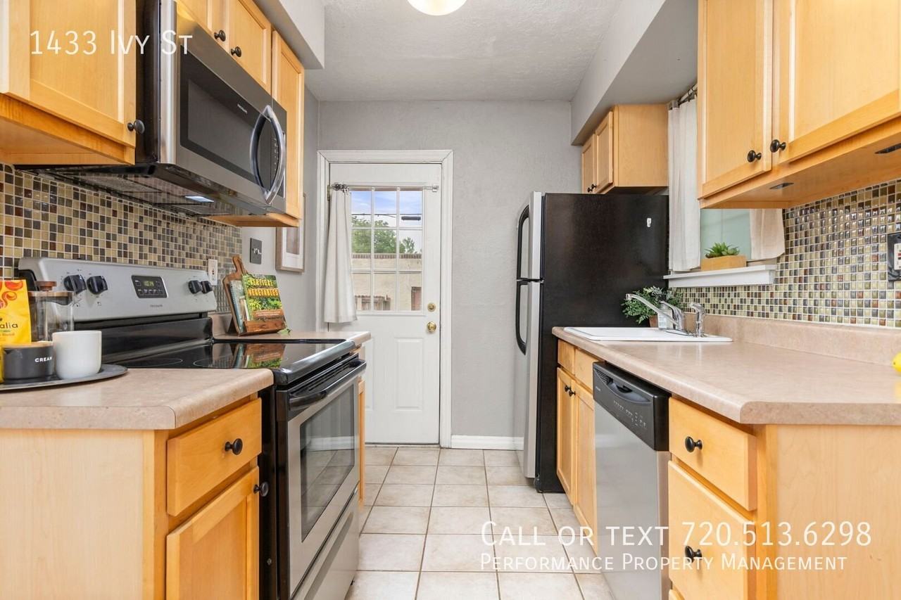 1433 Ivy St - Photo 5 of 15