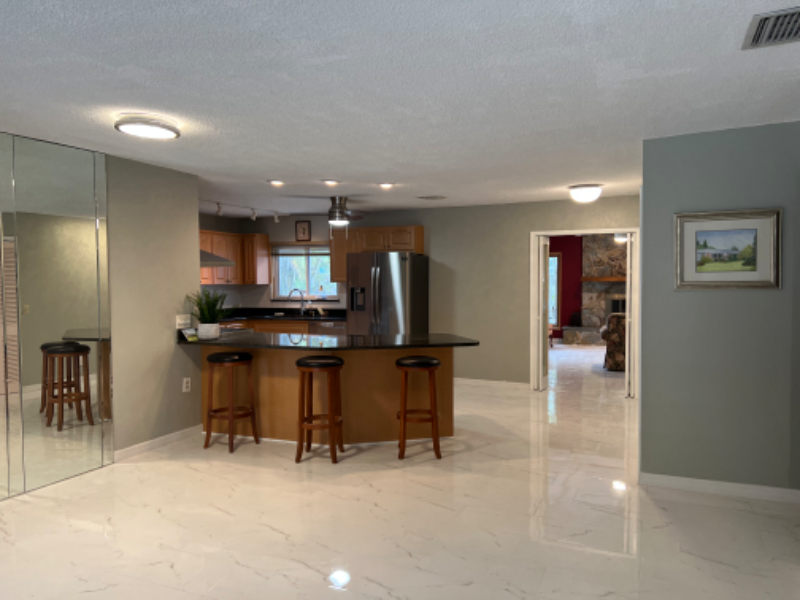 538 85Ave N - Photo 4 of 44