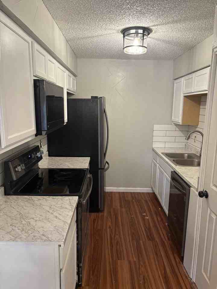 444 Nw 23rd St - Photo 4 of 17