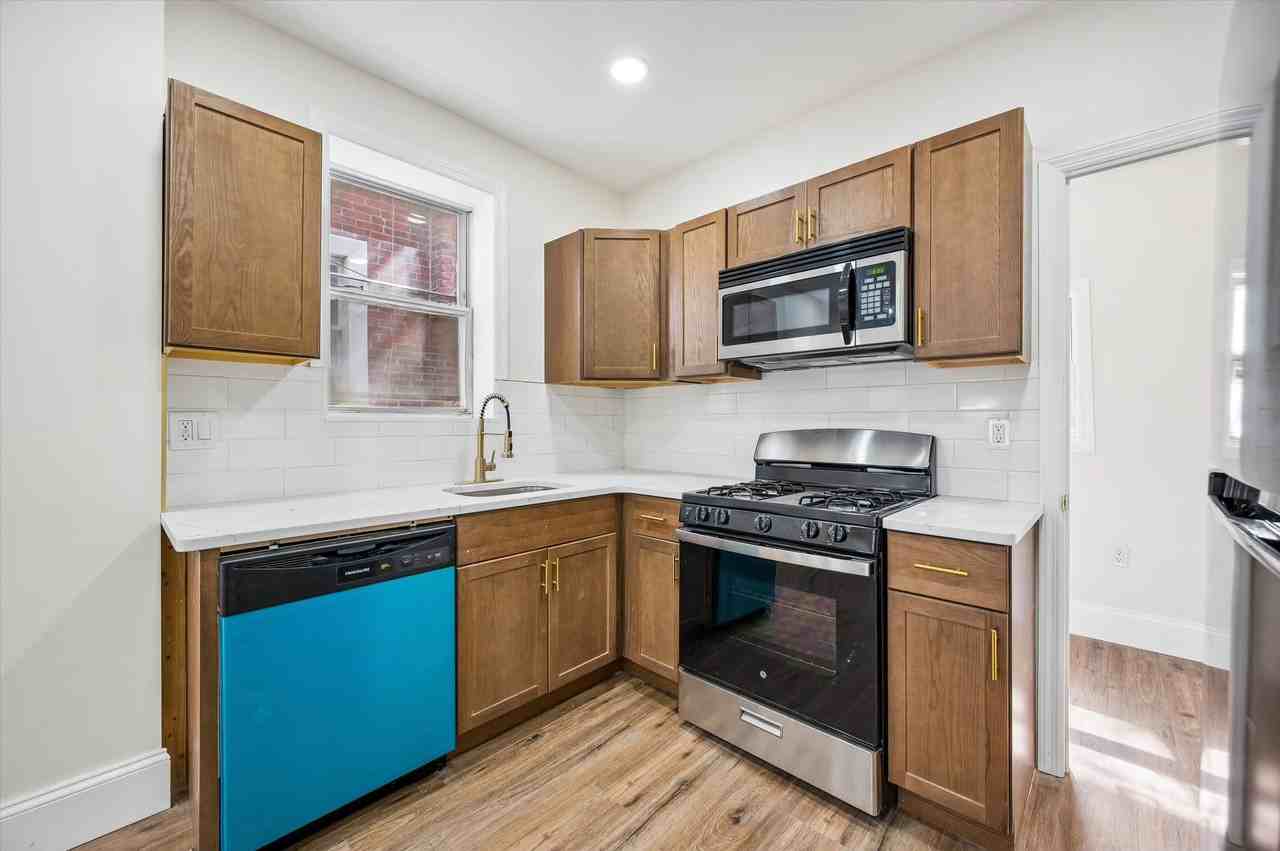 5618 Malcolm St - Photo 5 of 17