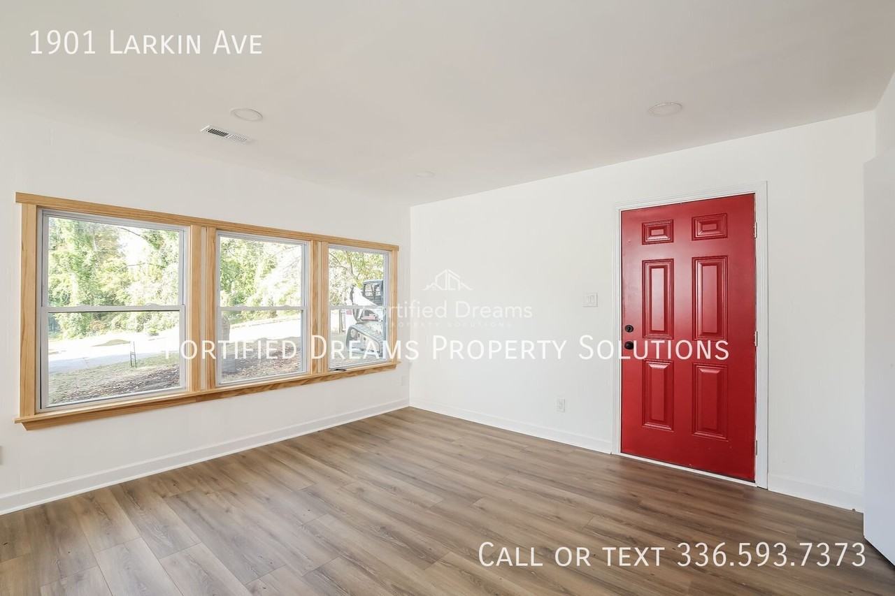 1901 Larkin St - Photo 4 of 11