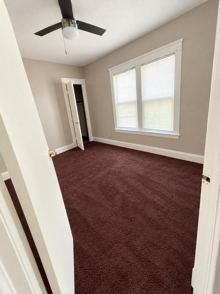 1123 Parkwood Dr #1 - Photo 4 of 6