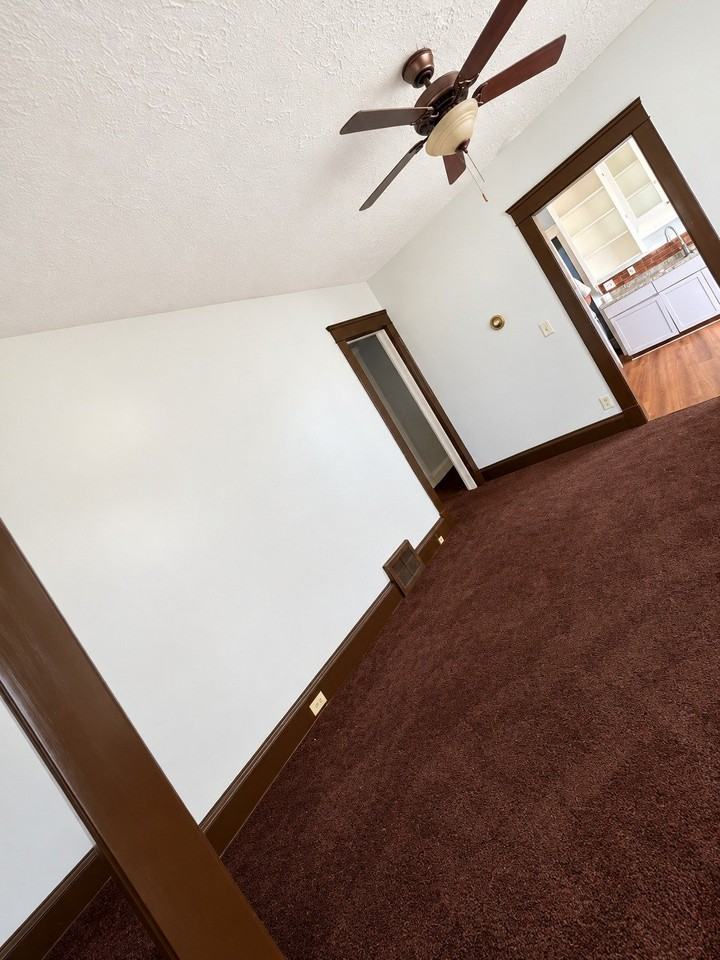 1123 Parkwood Dr #1 - Photo 5 of 6