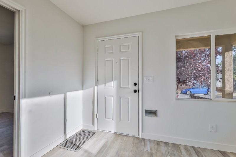 576 8th St - Photo 3 of 50