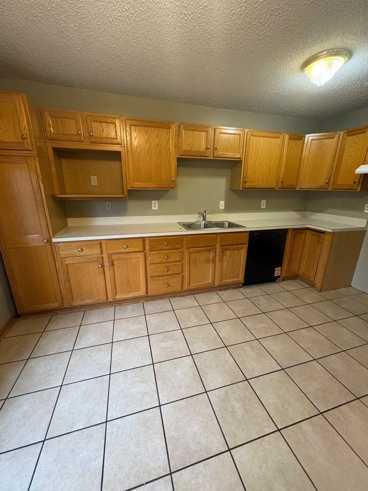601 Huehl Cir - Photo 4 of 12