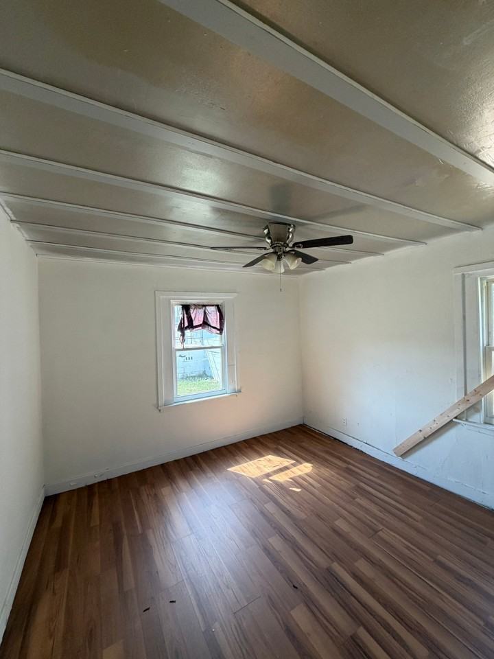 905 3rd St #6 - Photo 3 of 9