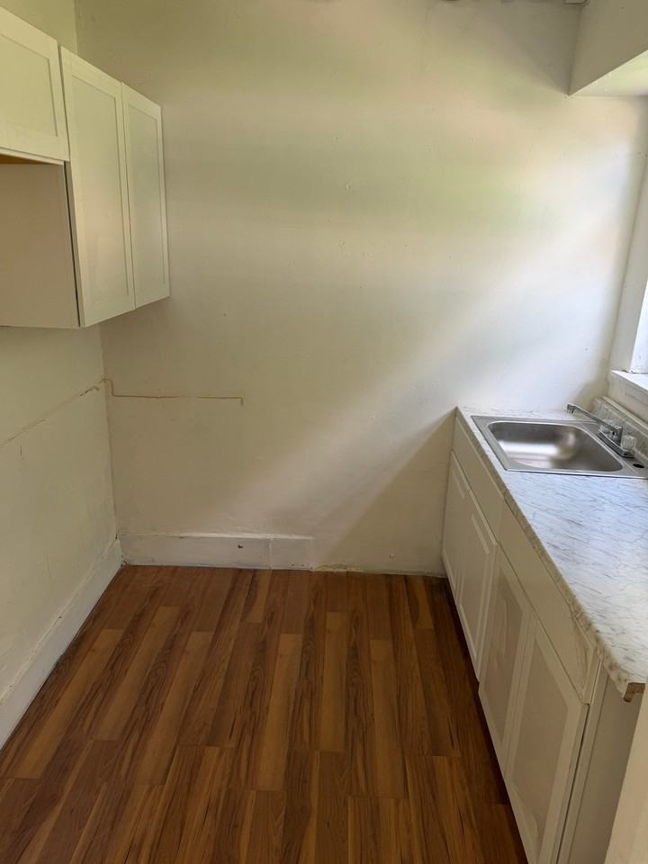 905 3rd St #6 - Photo 4 of 9