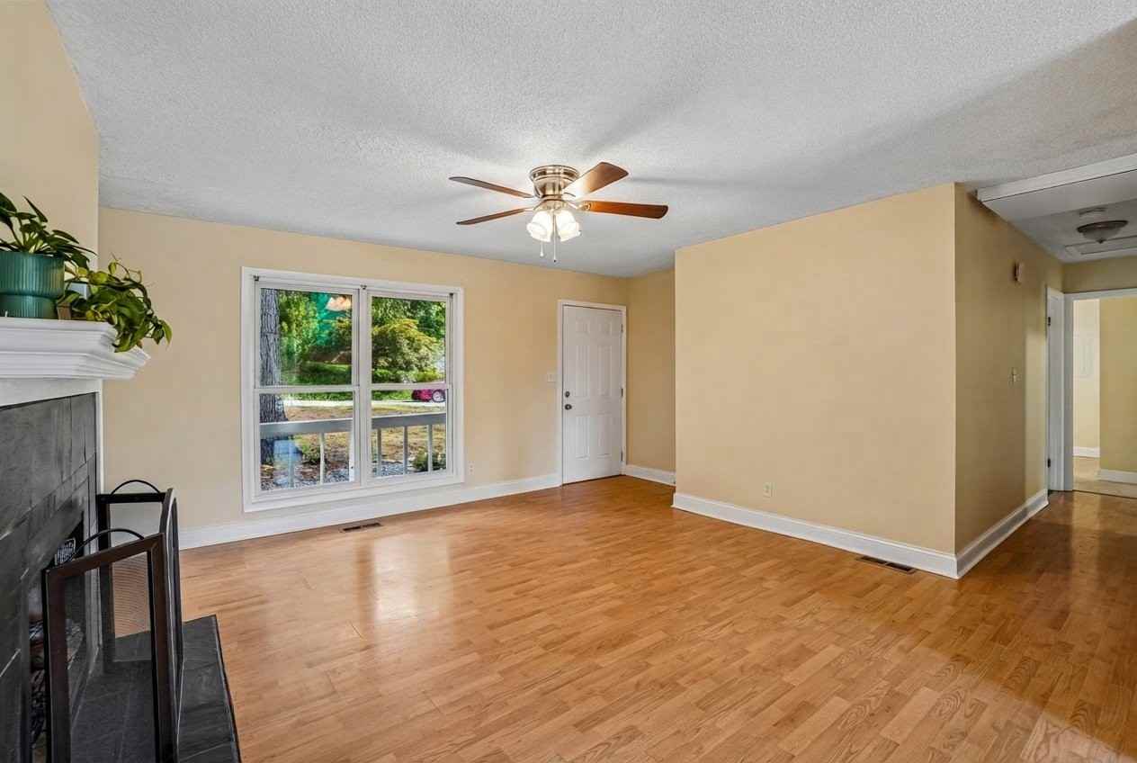 327 Heather Ct - Photo 2 of 12