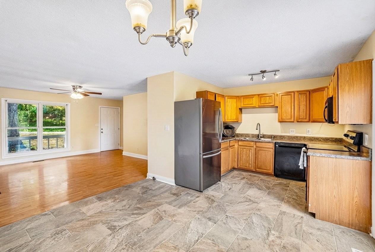 327 Heather Ct - Photo 4 of 12