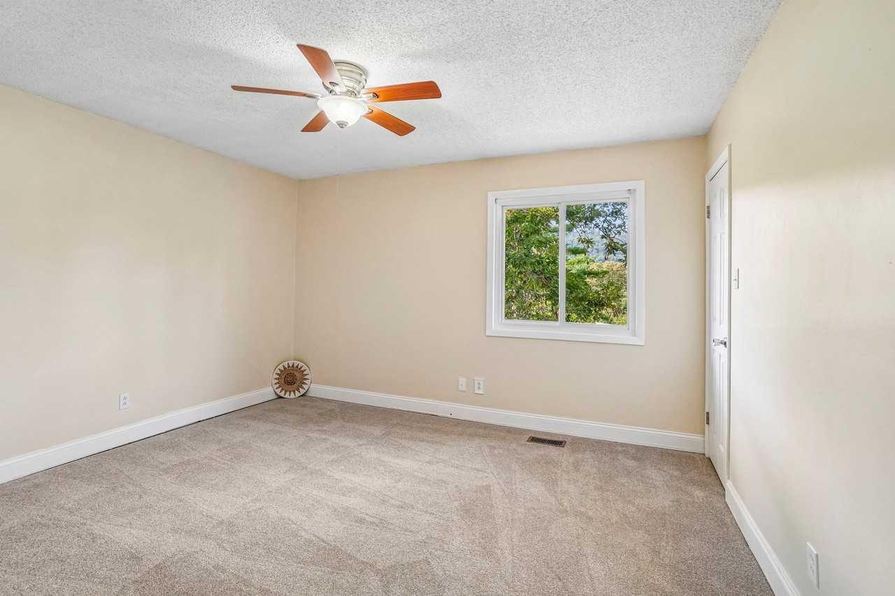 327 Heather Ct - Photo 7 of 12