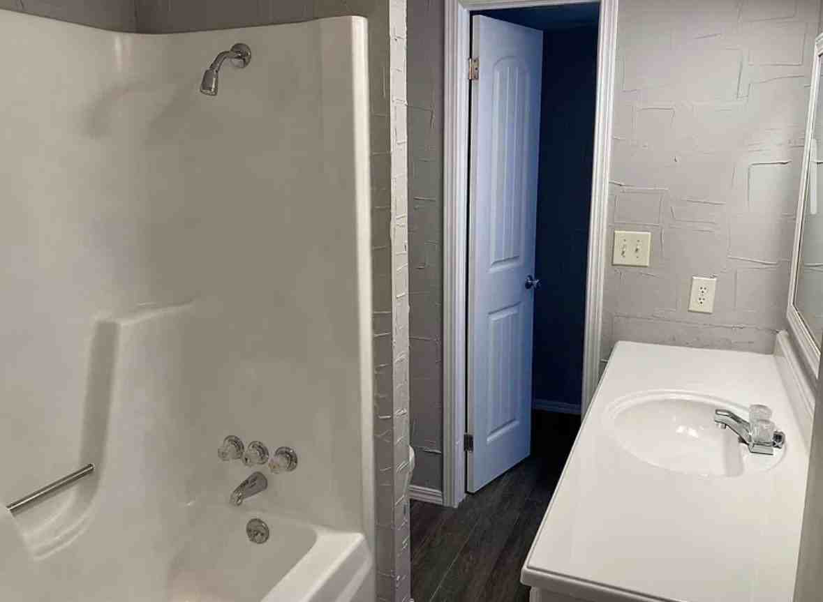 1427 Northglen St - Photo 5 of 16