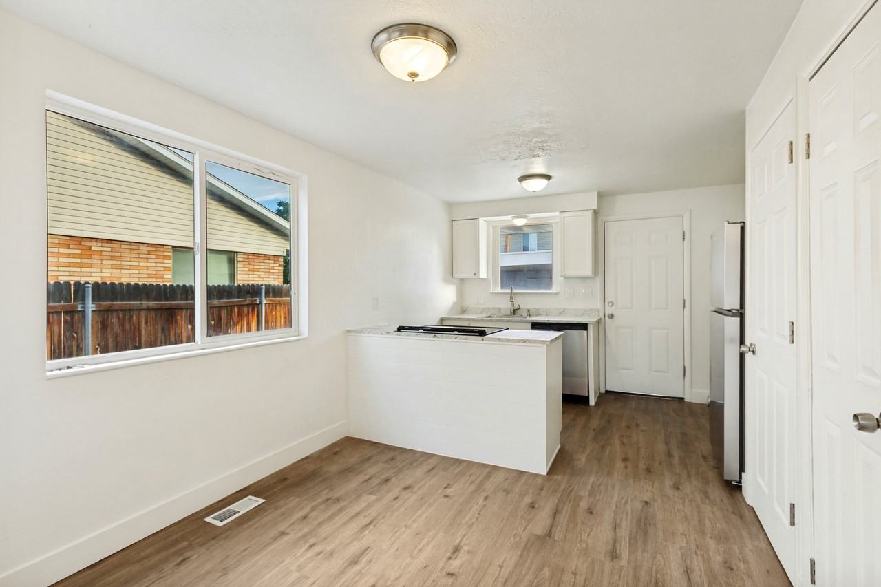 802 E Redmaple Rd #802 - Photo 3 of 18