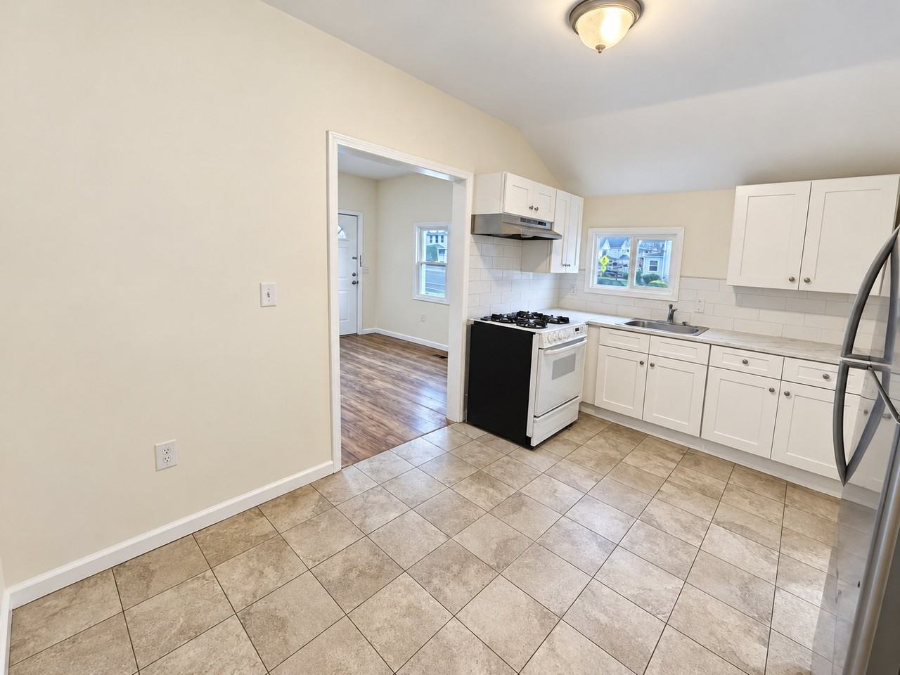 184 N 5th Ave #1 - Photo 3 of 15