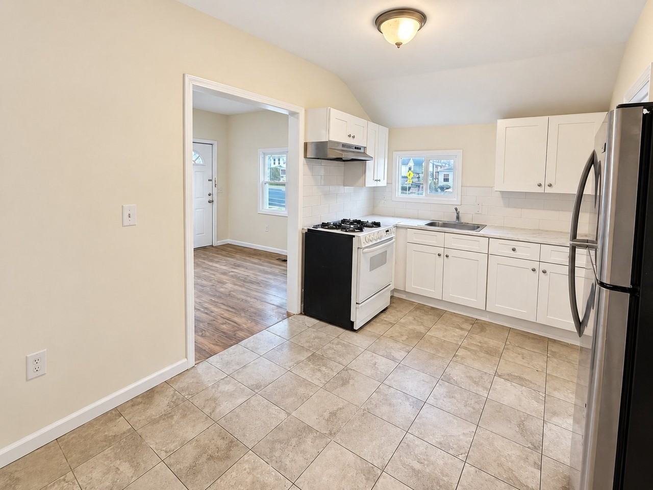 184 N 5th Ave #1 - Photo 4 of 15