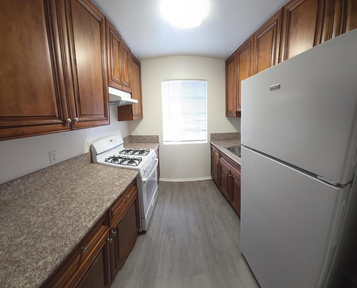 1586 Yosemite Dr. - Photo 3 of 15