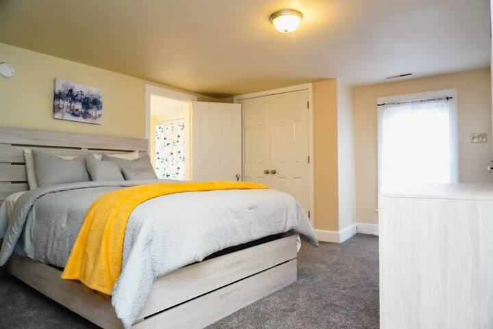 324 N Division St - Photo 4 of 8