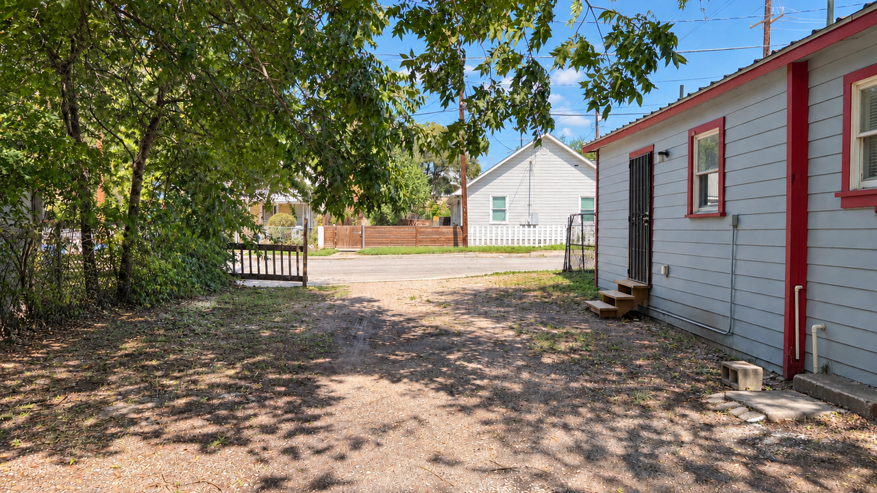 413 N Hackberry St #1 - Photo 4 of 12