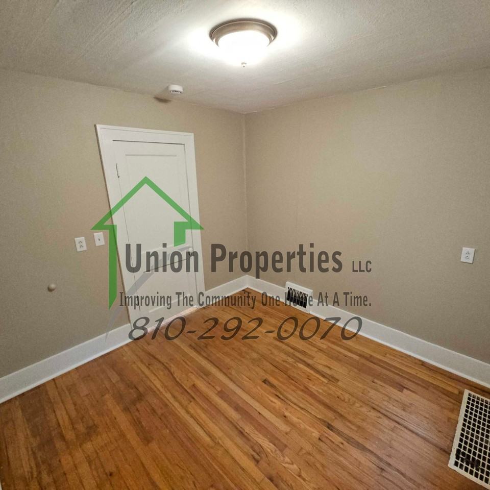 3142 Poplar St #1 - Photo 3 of 15
