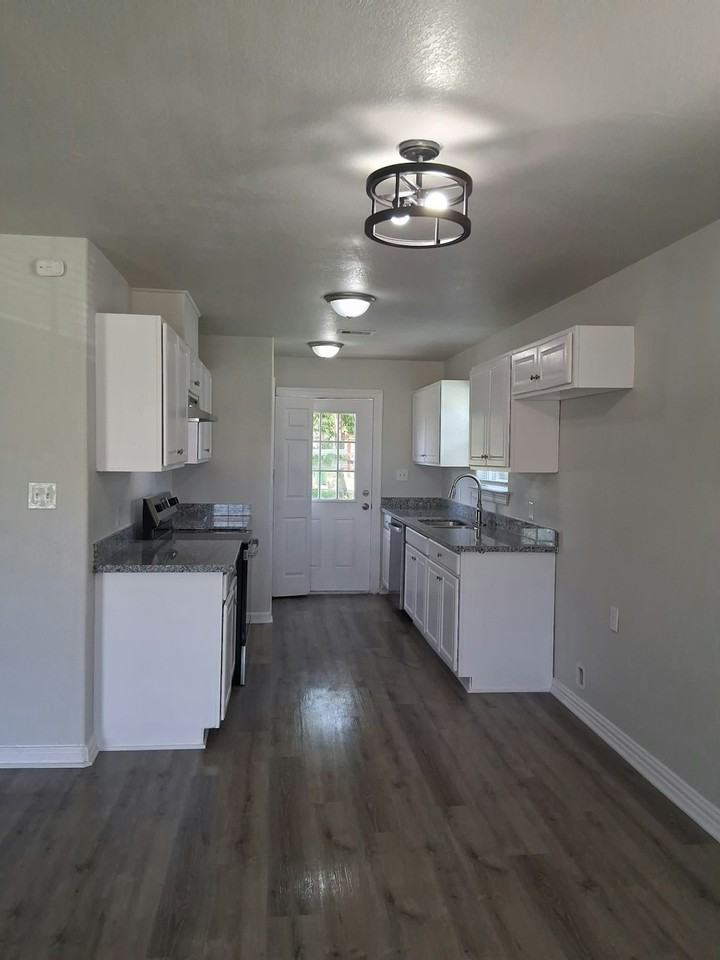 707 Denby Street - Photo 3 of 18