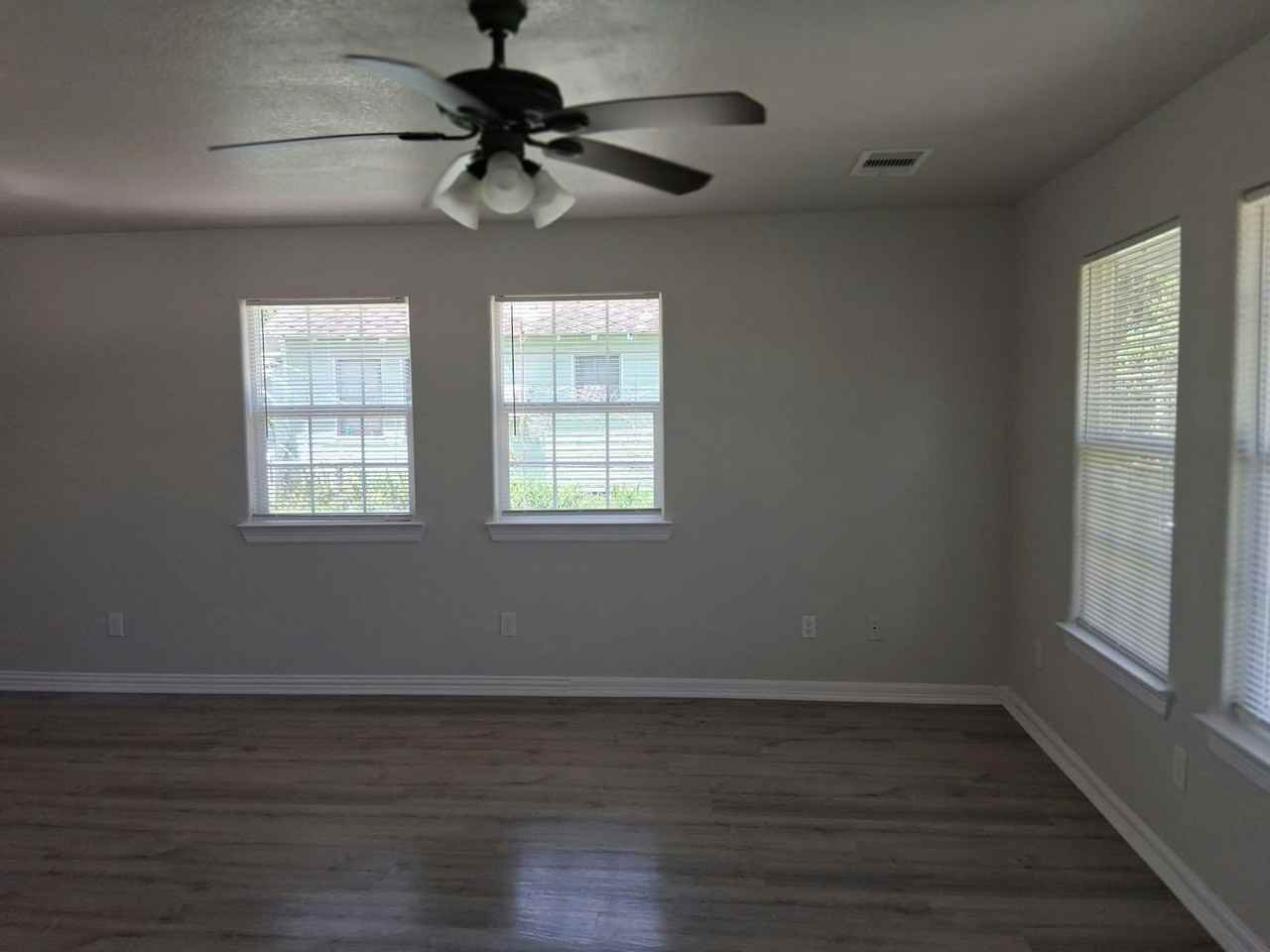 707 Denby Street - Photo 7 of 18