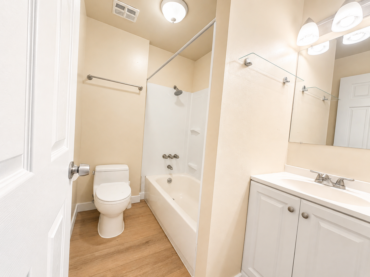 15612 Northeast Couch Street, Unit 15612 - Photo 6 of 11
